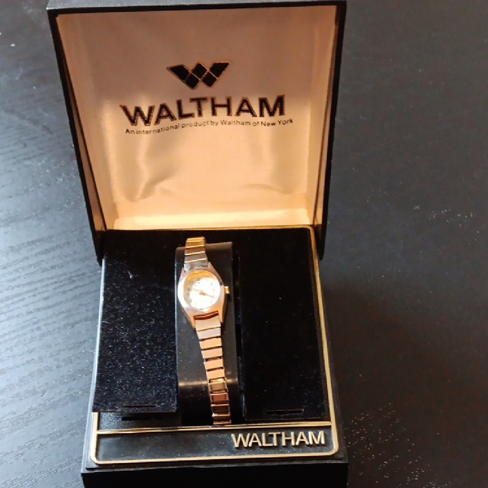 Vintage Womens Waltham Gold Watch with Luxurious Metal Link Band